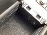 センターコンソールボックス内には、USB接続端子が有ります。