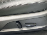 運転席は高級感あるパワーシート!女性の方でもスイッチひとつで簡単に調節できます!