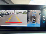360&deg;カメラが車両周辺の確認をサポート。大きなボディを駐車する場面でも周囲を把握しやすくします。