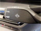 【ハンドル】ドライバーとBMW車の一体感がダイレクトに伝わるステアリングホイール。形状・太さへの拘りに加えて、操作性を高める為にスイッチ類も配置。クイックかつ安定のドライビングを体感下さい!