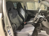 体をしっかりとホールドするシートが、長距離運転でも疲れにくい快適な座り心地を実現します。
