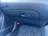 奥行きのあるグローブボックスなので車検証や小物、常備品を収納してみてください!すっきり収納できて便利です!