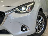 【LEDヘッドライト】悪天候や夜間走行時も良好な視界を確保し安心して運転できる高輝度LEDヘッドライトを装備!点灯速度が早く、消費電力も抑えられています。