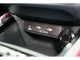 小物の収納に便利なセンタートレイには携帯等のデバイスの充電可能なUSB出力電源付です。