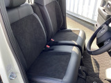 フロントシートです!!ベンチシートなので座席の移動もスムーズに出来ます!!足元も広く運転も楽ですよ!!