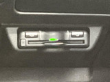 後方確認に関わる機器が車内に設置され、運転席から目に入りやすい位置にあります。画面や映像の状態は判別できませんが、駐車時の確認を支える装備として活用できます。