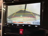 リバースギアに入れるだけで後方の表示へ切り替わります。夜間や雨の日の駐車も楽になりますよ。