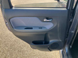 左後ろのドアの内張りです。内装の色味は、実車で見ていただくとよくわかります。