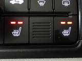 運転席と助手席には、【シートヒーター】が装備されています。温度調整も切り替えができお好みの設定で快適なドライブを楽しめます。腰から下が暖まると、暖房よりも体があったまりますよ。