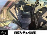 センターアームレスト付きのリアシート。