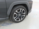 装着タイヤサイズは、235/55R19です。純正アルミホイールを装着しております。