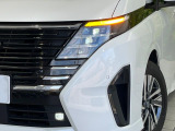 【LEDヘッドライト】悪天候や夜間走行時も良好な視界を確保し安心して運転できる高輝度LEDヘッドライトを装備!点灯速度が早く、消費電力も抑えられています。