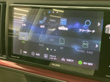 画面上に複数のメニューがまとまり、音楽や映像などの項目を確認しやすい構成です。表示を見ながら選べるため、日常の移動中も好みに合わせて利用できます。