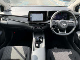 広々とした運転席で快適なドライブをお楽しみください