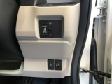 【片側電動スライドドア】リモコンや運転席のスイッチ操作のほか、ドアハンドルを少し引くだけでリアドアが自動開閉します♪
