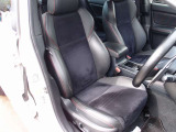運転席、助手席シートは電動にて調整可能なパワーシト機能付。専用ハーフレザーシートには切れや目立つような使用感も御座いません。ご希望に応じてRECARO製やBRIDE製などの人気シートもお取付け可能です
