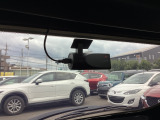 リア側ドライブレコーダー。運転中の映像・音声などを記録して、交通事故やトラブルが起きた時の正確な状況把握に役立つドライブレコーダーが装着されています。
