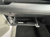 グローブボックスの他にも収納をご用意してます。車内をスッキリ見せることができます。