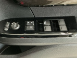 運転席のスイッチで全てのウィンドウの開閉操作を行うことができます。ロックボタンをONにしておくと、運転席以外のウィンドウは作動しないのでお子様を乗せているときなども安心ですね♪