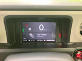 中央の表示画面に速度や車両情報がまとめられ、運転中も確認しやすい配置です。表示が見やすく、必要な情報を把握しやすいため、日常の運転を落ち着いてサポートしてくれます。