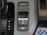 電子制御パーキングブレーキ搭載で指一本で簡単に操作することができます。さらに停車中に、ブレーキペダルを踏み続けなくても、自動的にブレーキを保持する機能である、オートマチックブレーキホールド付きです。