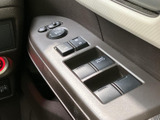 窓の開閉やミラー調整などに使うスイッチがまとまり、運転席から手を伸ばしやすい配置です。日常の乗り降りや換気の際にも便利に活用できます。