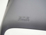 ◆助手席エアバッグ◆SRSエアバッグは、シートベルトだけでは防ぎきれない衝突時の衝撃から乗員を守るための安全装置。衝突時に瞬時に膨らみ、頭部や胸部がダッシュボードに直接衝突するのを防ぎます。