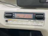 【オートエアコン】一度お好みの温度に設定すれば、車内の温度を検知し風量や温度を自動で調整。暑い&hellip;寒い&hellip;と何度もスイッチ操作をする必要はありません。快適な車内空間には必須の機能ですね♪