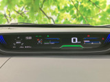 速度や走行に関する情報が運転席正面にまとまり、ひと目で確認しやすい配置です。必要な表示を運転中にも見つけやすく、日々の運転で車両情報を把握する際に役立ちます。