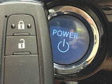 【スマートキー】カバンやポケットに入れたままでもドアの施錠・解錠が可能なスマートキーを装備。エンジンのオン・オフ時もカギを取り出す必要が無いからとっても便利です♪