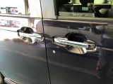 【ドアハンドル】Hondaスマートキーを携帯し、ロックボタン、ドアハンドルを操作することで施錠や解錠ができます。