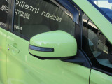 ウインカー付き電動格納式ドアミラー装備してます。対向車には認知され易く、安全につながりますね。