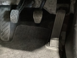 マツダ車の共通するポイントに前輪を前に出し運転席足元スペースを広げたこと!これによりホイールハウスが邪魔にならずにドライバーの中心線を基準とした位置へのペダル配置が可能となりました!