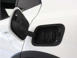 急速充電は、商業施設など外出先の公共の充電ステーションでご利用いただけます。CHAdeMO規格に準拠した150kWの急速充電器を使用した場合、充電率10%から80%まで、約32分で充電できます。