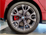 【BMWアロイホイル】軽量かつ強度に拘ったアロイホイル。走行性能ポテンシャルを引き出す設計。車の足元を引き締めてくれる大きなポイントはアロイホイルです。