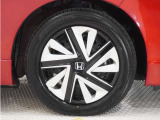 ◆純正ホイール装着車◆シンプルなデザインのホイールキャップ付きです。