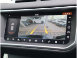 【360度サラウンドカメラ】 車の周囲360度の映像をタッチスクリーンに映し出すサラウンドカメラシステム。狭い場所での駐車はもちろん、縁石沿いの縦列駐車や交差点などで安全な取り回しをサポートします。