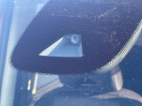 【エマージェンシーブレーキ】走行中に前方の車両等を認識し、衝突しそうな時は警報とブレーキで衝突回避と被害軽減をアシスト。より安全にドライブをお楽しみいただけます。