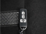 ◆スマートキー◆カギをバッグやポケットに入れたままでもドアロックの開閉ができる『スマートキー』付き!雨天や暗くなってもカギを取り出す必要がなくドアの開錠&エンジンも始動できます