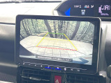 【バックカメラ】駐車時に後方がリアルタイム映像で確認できます。大型商業施設や立体駐車場での駐車時や、夜間のバック時に大活躍!運転スキルに関わらず、今や必須となった装備のひとつです!