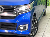 【HIDヘッドライト】非常に明るく前方を照らしてくれるので、悪天候や夜間の走行時も視界良好で安心してお乗りいただけます。