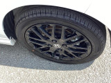 アルミホイール付!鉄ホイールと違って軽いので燃費にも影響してきます。ガソリンの高騰に少しは貢献します!あと単純に足元がきまります。