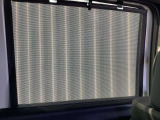 ロールサンシェード付きです!!厳しい日差しを和らげ、プライバシーも守ってくれます!!
