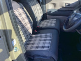 フロントシートです!!ベンチシートなので座席の移動もスムーズに出来ます!!足元も広く運転も楽ですよ!!
