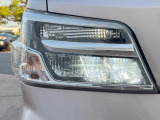 【LEDヘッドライト】悪天候や夜間走行時も良好な視界を確保し安心して運転できる高輝度LEDヘッドライトを装備!点灯速度が早く、消費電力も抑えられています。