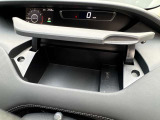 運転席前にも収納とUSB電源ソケットが装備されており便利です。