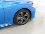 装着タイヤサイズは、225/45R18です。純正アルミホイールを装着しております。