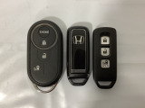 スマートキー付きですからドアロックの開閉およびエンジンスタートが楽々です。電動スライドドアの開け閉めもボタンで操作できます。加えて、純正リモコンエンジンスターター用の操作キーもついています。