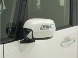 ◆ドアミラーウインカー◆ドアミラーにウインカーを装備しています。対向車に自身の進行方向を合図し安全に運転できます。