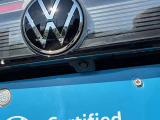 バックカメラはリアゲートのVWエンブレムの下に配備されています。